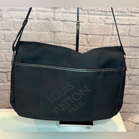 LOUIS VUITTON Damier Geant Messenger
Shoulder Bag Canvas Noir Black *Like New* - Picture 3 of 10